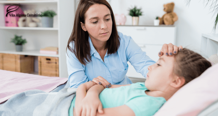 mãe tirando a temperatura da filha - como baixar a febre