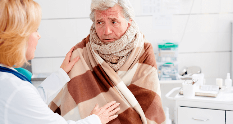 Homem com frio sendo tratado por médica - como baixar a febre