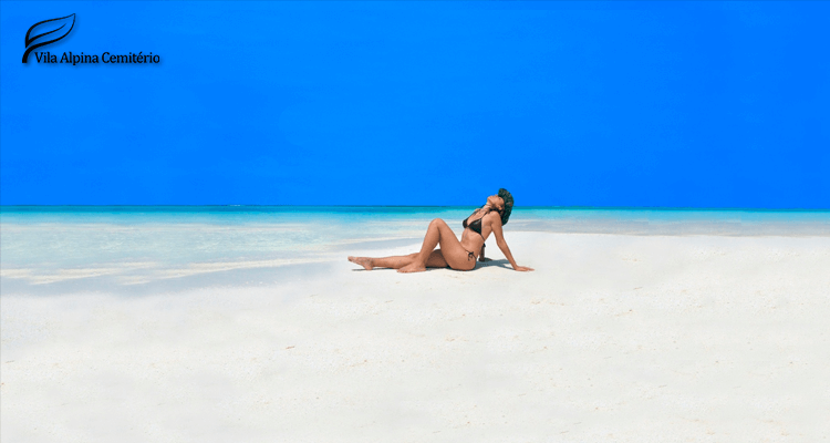 Mulher tomando sol na praia