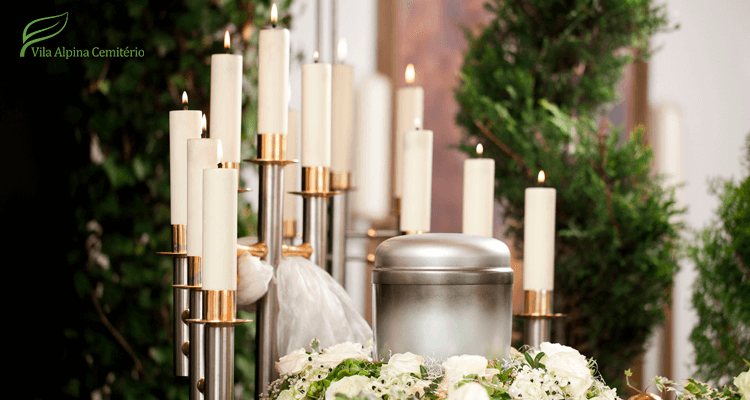 Urna funerária em cerimônia de cremação