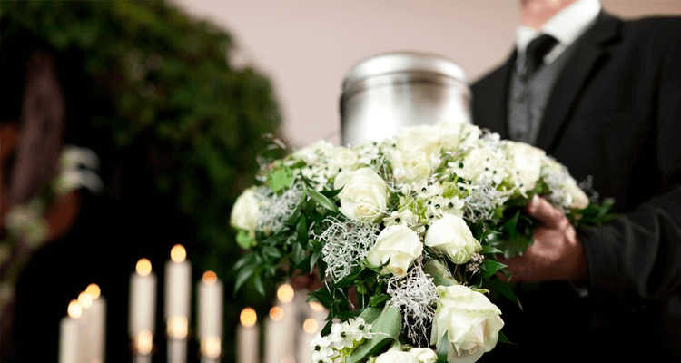 homem carregando urna funerária - cremação